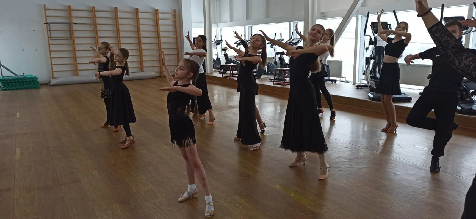 Приглашаем в секцию по спортивным бальным танцам